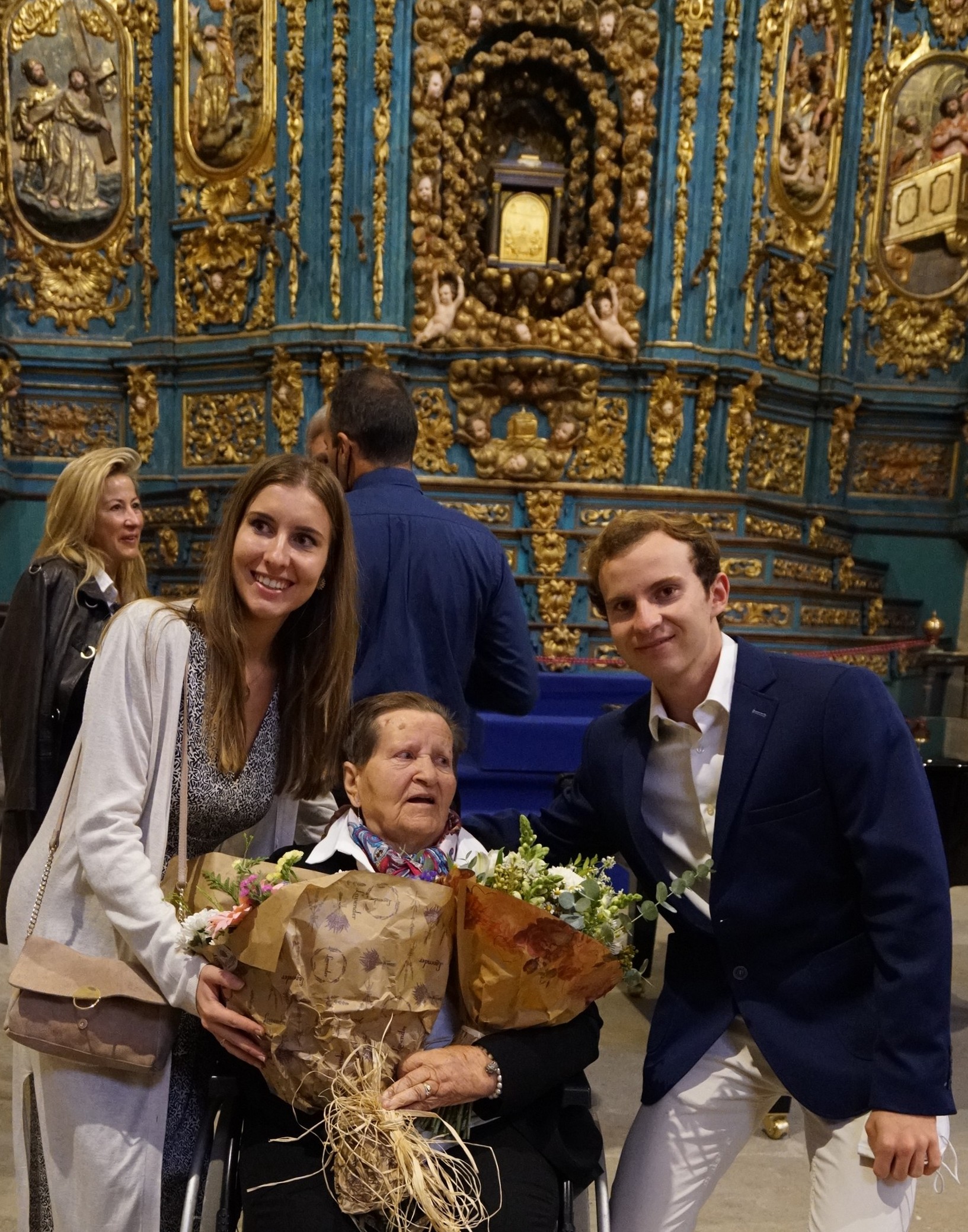 Carmen con sus nietos Teresa y Javier · Foto Eduardo Moreno