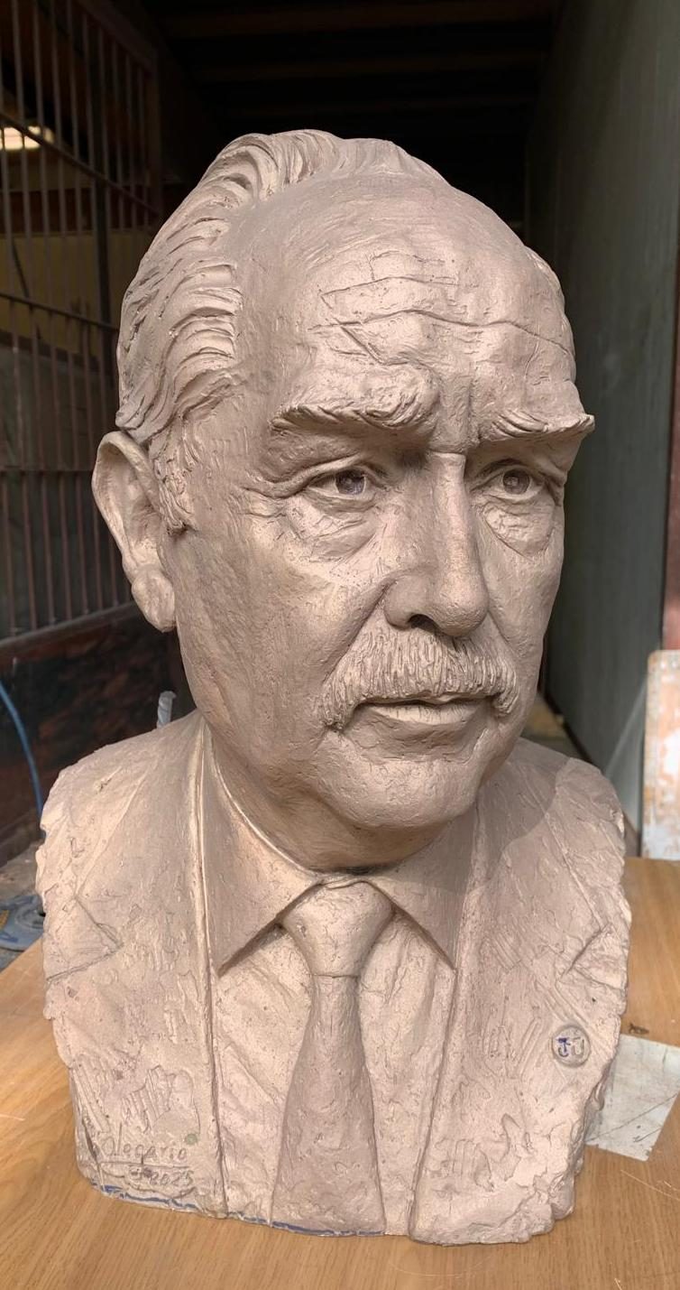 Retrato de busto en bronce de Jesús Usón, obra del escultor Olegario, 2025
