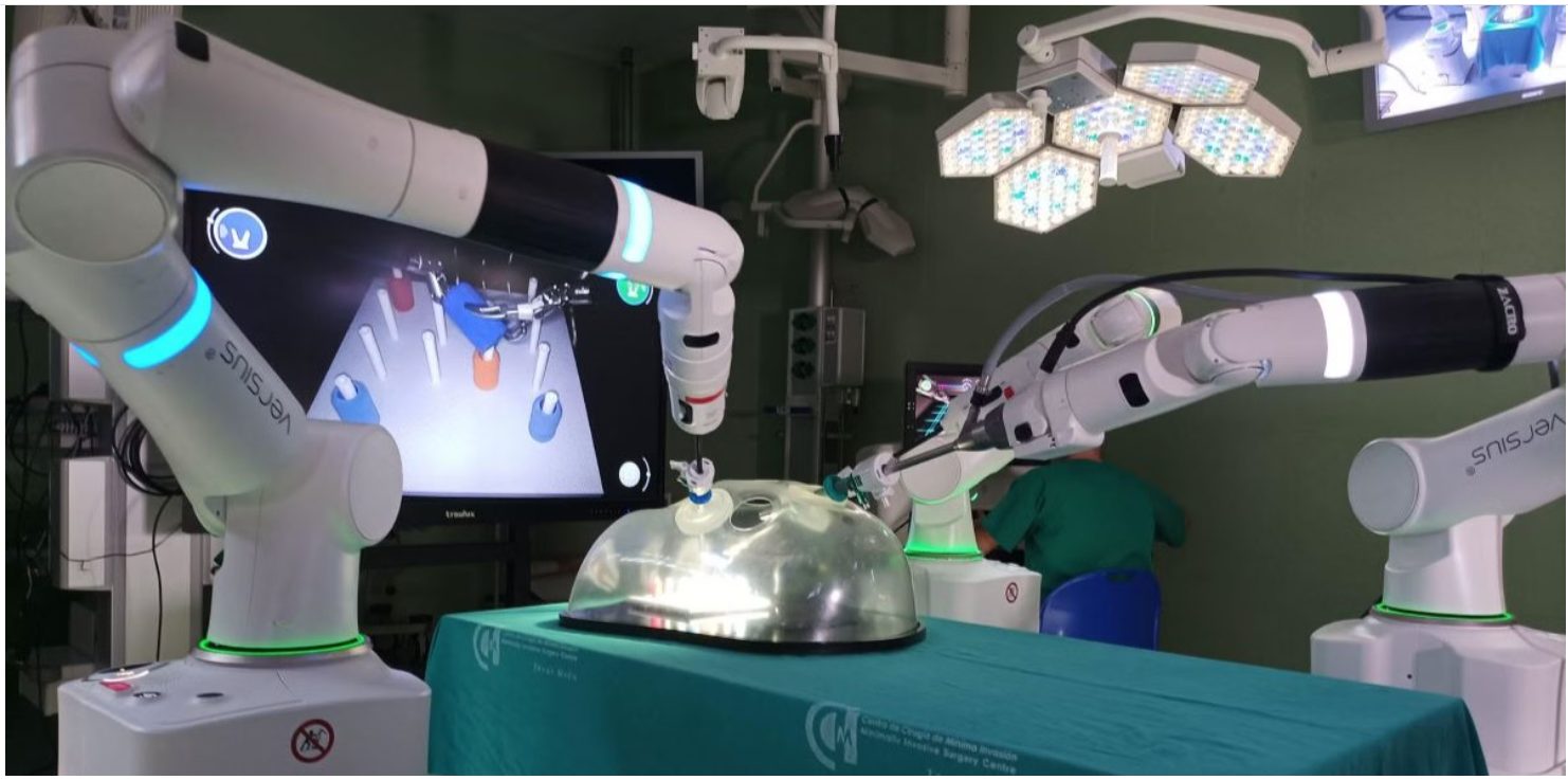 Quirófano experimental del CCMIJU, con brazos robóticos de cirugía de mínima invasión